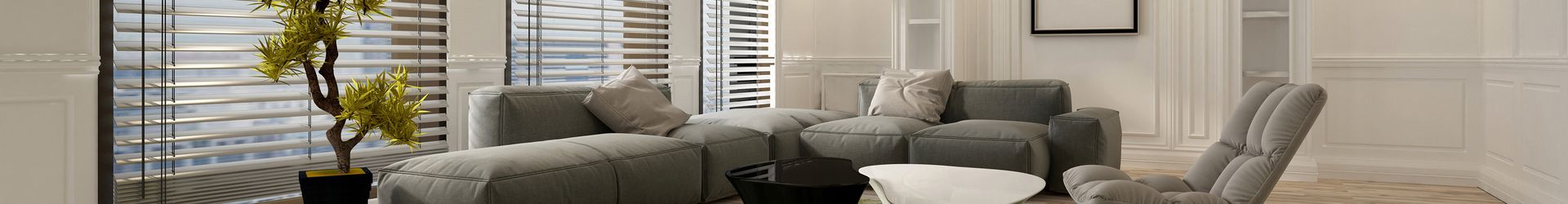 Wohnzimmer mit weißen Wänden und Holzböden, Innenrollos an den Fenstern, gemütlich und einladend gestaltet.