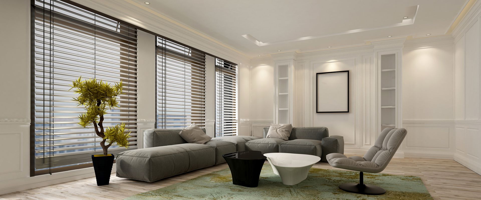 Wohnzimmer mit weißen Wänden und Holzböden, Innenrollos an den Fenstern, gemütlich und einladend gestaltet.